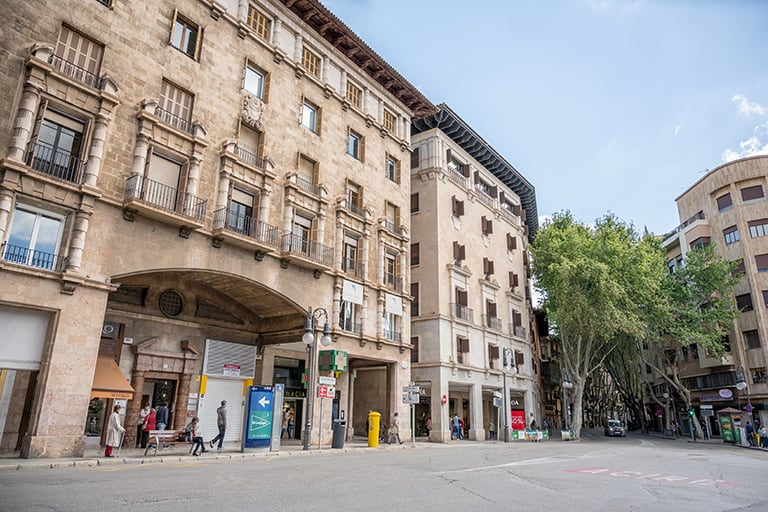 Entrada del despacho FlakData en Palma